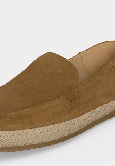 Ανοιχτό καφέ σουέτ παπούτσι τύπου slip-on με υφαντό μεσαίο πέλμα από τζούτ και λαστιχένια σόλα, με ραμμένες λεπτομέρειες και μικρή ετικέτα με το λογότυπο "W".