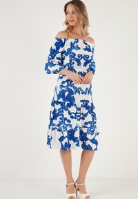 LELA REGULAR FIT - Freizeitkleid - ecru blue
