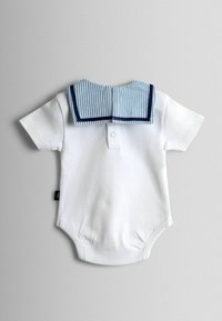 Body alb cu mâneci scurte, cu guler de marină albastru și alb în dungi, cu bordură bleumarin; are capse la baza pentru ușurința de a fi îmbrăcat.