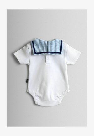 Fehér rövid ujjú body, kék-fehér csíkos matróz gallérral, tengerészkék szegéllyel; az alján patentok találhatók a könnyű öltöztetéshez.