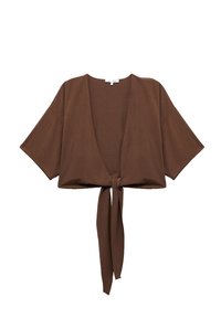 Brun cropped wrap top med brede korte ærmer og front knude, vist på en hvid baggrund.