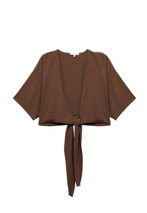 Bruine geknipte wikkeltop met brede korte mouwen en een strik aan de voorkant, tegen een witte achtergrond weergegeven.