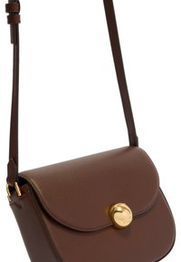 Borsa a tracolla in pelle marrone con patta arrotondata e dettagli in metallo dorato. Presenta un esterno testurizzato e una tracolla regolabile.