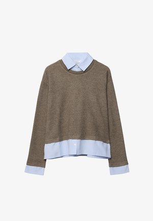 Smeđi pleteni pulover s svetloplavim i belim prugastim okovratnikom i rukavima, koji ima složeni izgled s skraćenim dizajnom.