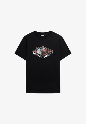 Svart bomullstrøye med et flerfarget grafisk logo med teksten "UNFAIR BOXING" i fet, hvit skrift. Kort erm, rund halsdesign.