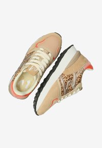 Beiga sneakers med leopardtryck, texturerad mocka, meshpaneler och djärva orange detaljer. Svart gummisula med överdriven sulmönster.