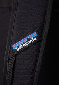 Patagonia FIELDSMITH ROLL TOP PACK UNISEX - Dnevni ruksak - black