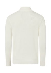 Pull blanc en maille côtelée avec un col montant et des manches longues, présentant une coupe droite et un tissu texturé pour la chaleur.