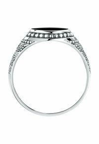 Silberner Ring mit einem polierten schwarzen Steinzentrum, verziert mit filigranen Perlendetails entlang des Rings. Glatte Metalloberfläche.