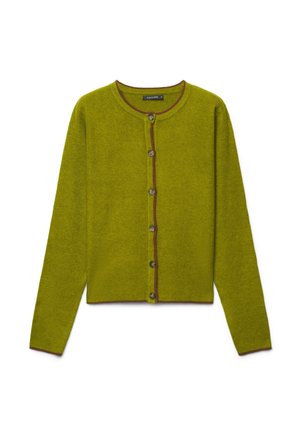 Cardigan vert boutonné avec une bordure marron autour du col, de la ligne de boutons, des poignets et de l'ourlet, montré à plat avec des manches longues.