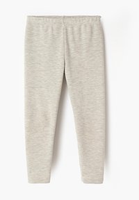 Leggings de color gris claro hechos de una tela suave, con una textura lisa y una cintura elástica, diseñados para la comodidad y facilidad de movimiento.