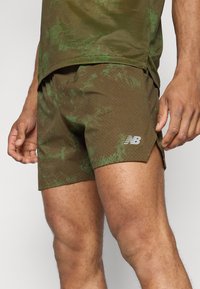 New Balance PRINTED SHORT - Sportiniai šortai - woodland