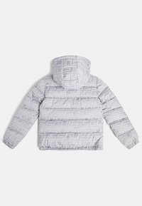 Giacca imbottita di grigio chiaro, caratterizzata da una texture trapuntata con un motivo a logo in rilievo, chiusura con zip e polsini e orlo elasticizzati.