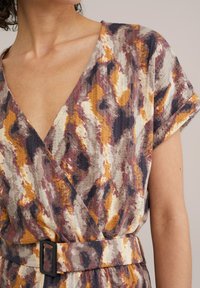 Abito avvolgente multicolore in un tessuto testurizzato, con scollatura a V profonda, maniche corte e una cintura nera come accentuazione in vita.