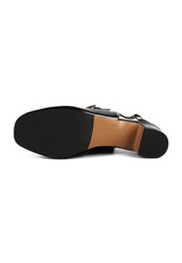 Semelle de chaussure en cuir noir avec une finition lisse, motif de grip en caoutchouc et un léger talon ; inclut des marquages de taille étiquetés.