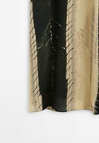 Robe multicolore avec un design fluide. Présente des motifs noirs et beiges évoquant des coups de pinceau et une texture de tissu léger.