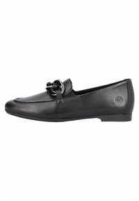 Mocasines de cuero negro con una textura suave, que cuentan con un acento decorativo de cadena metálica en la parte frontal y un tacón bajo y plano.