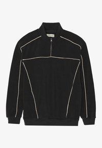 Sort quarter-zip fleece pullover med hvid kontrast piping langs skuldre, ærmer og front, ribbede manchetter og en stående krave.