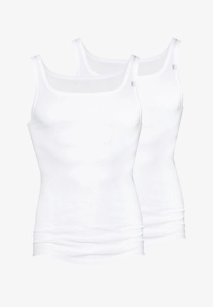 To hvide bomulds tanktoppe med brede stropper og rund udskæring, der har en glat tekstur og en tætsiddende pasform.