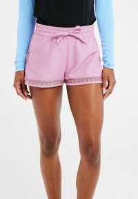 Shorts sportivi rosa con vita elastica e lacci, con bordo in pizzo sull'orlo. Realizzati in un tessuto leggero e liscio.
