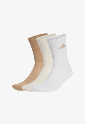 Tres pares de calcetines hasta el tobillo en marrón claro, crema y blanco. Textura acanalada con el logo de Adidas en color contrastante en el calcetín blanco.