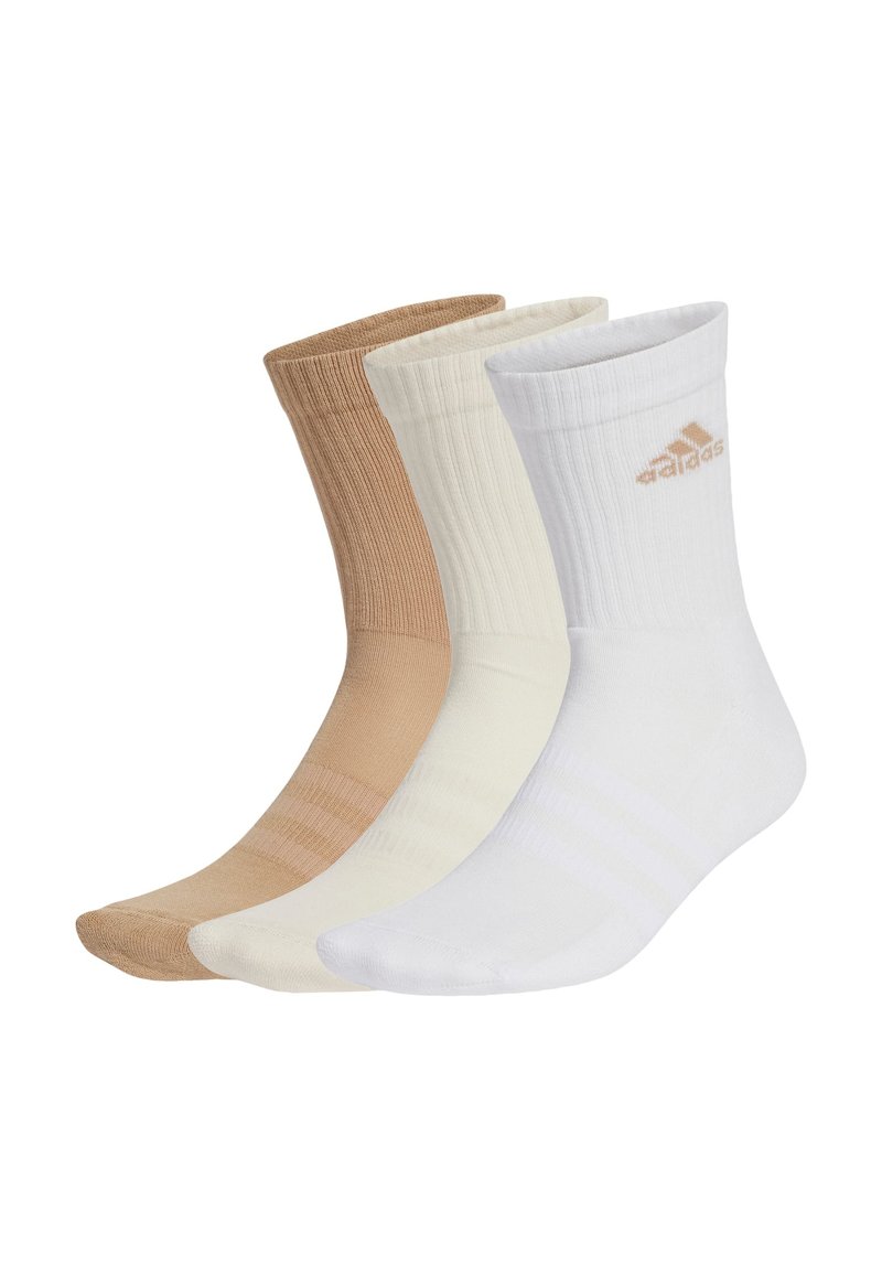 Trois paires de chaussettes de longueur bateau en marron clair, crème et blanc. Texture côtelée avec le logo Adidas en couleur contrastante sur la chaussette blanche.