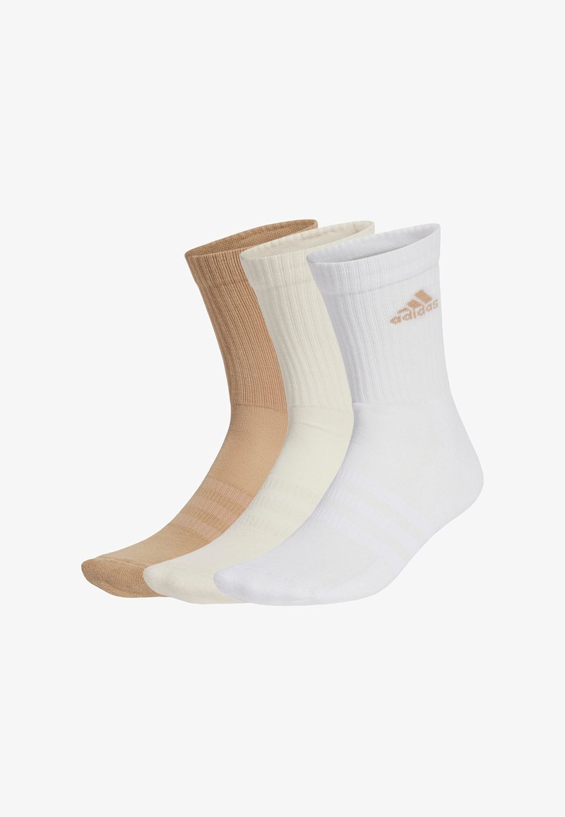Tres pares de calcetines hasta el tobillo en marrón claro, crema y blanco. Textura acanalada con el logo de Adidas en color contrastante en el calcetín blanco.