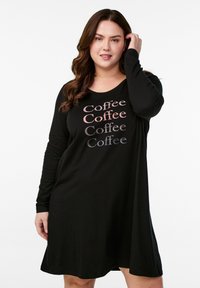 Abito nero a maniche lunghe con scollatura tonda e testo ripetuto "Caffè" in diverse sfumature di rosa e nero. Tessuto morbido e leggero.