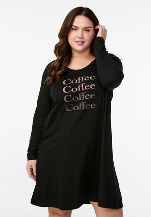 Svart långärmad klänning med rund halsringning och upprepad text "Kaffe" i varierande nyanser av rosa och svart. Mjukt, lätt tyg.