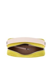 Geel suède tas met een lichtroze leren handvat, ritssluiting aan de bovenkant en een binnenclip om de inhoud vast te zetten. Ongevoerde tankleurige binnenkant.