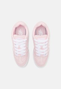 Rosa Wildledersneaker mit weißen Schn�ürsenkeln, perforierter Zehenbox und weißer Markierung an den Seiten. Flache Gummisohle mit abgerundeter Form.
