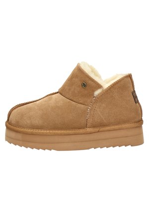 Botas de tobillo de ante marrón con un suave forro de borreguillo, puntera redondeada y suela de goma. Presentan un diseño elegante de doblez y detalles de costura.