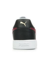 Adidași alb-negru cu accente în tonuri de vin, toc din piele și model texturat. Prezintă un logo auriu și talpă din cauciuc alb.