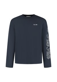 Marineblauw longsleeve t-shirt gemaakt van zachte stof. Heeft een ronde hals en een wit tekstontwerp op de linker borst en langs de rechter mouw.