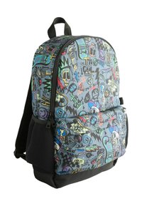 Mochila con tela gris que presenta patrones de graffiti coloridos. Incluye un asa superior, dos compartimentos con cremallera y bolsillos laterales de malla.