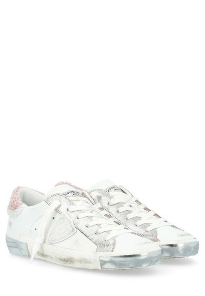 Sneakers bianchi con dettagli argentati, tessuto rosa chiaro sul tallone e pannelli glitterati testurizzati. Presentano lacci classici e suola in gomma.