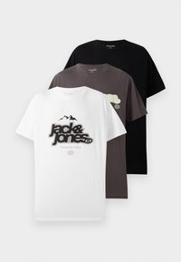 Tres camisetas de manga corta de algodón en blanco, marrón y negro, con un atrevido logo "Jack & Jones" en la camiseta blanca y un gráfico de montaña.