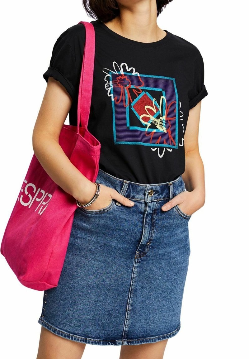 Sort kortærmet t-shirt med farverigt blomster- og geometrisk design; parret med en denimnederdel og en lys pink tote bag.
