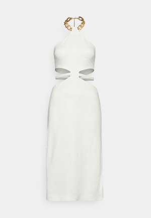 Biała sukienka z wycięciami, zaprojektowana z wiązaniem na szyi oraz złotym łańcuszkiem przy dekolcie. Gładka tekstura z dopasowanym krojem.