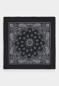 Fekete szövet bandana, fehér paisley és virágmintázattal, szimmetrikus designnal, díszítő elemekkel körülvéve.