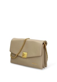 Borsa a mano in pelle beige con patta anteriore pieghevole, tracolla a catena dorata e dettaglio quadrato dorato. Presenta il logo in rilievo sulla parte anteriore.