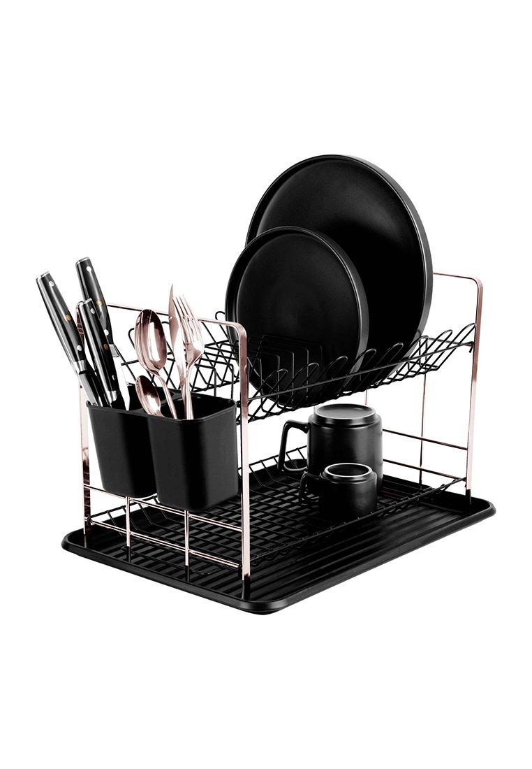 Geschirrtrockner mit schwarzem Metallrahmen, roségoldenen Akzenten, schwarzem Plastik-Besteckhalter und einem leeren schwarzen Tablett zum Trocknen von Geschirr. Beinhaltet Teller und Tassen.