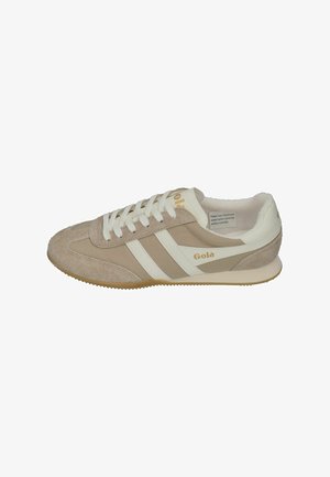 Beige-weißer Gola-Sneaker mit Wildleder- und Lederpanelen, weißen Schnürsenkeln und Gummisohle, seitlich von rechts gezeigt.