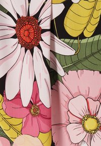 Blomstrende stof med store lyserøde margueritter, lyserøde og røde blomster samt grønne blade. Baggrunden er sort, hvilket fremhæver de levende farver.