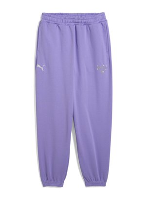 Lilac sweatpants with elastic waistband and cuffs, featuring side pockets and a white Puma logo on the left thigh. Soft texture.