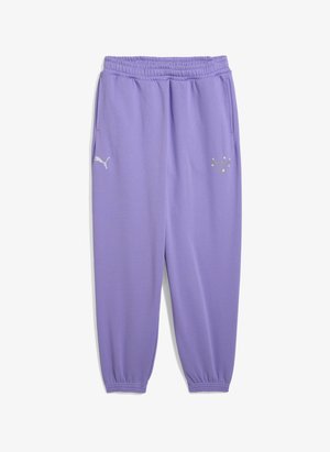 Pantalones de chándal lilas con cinturilla y puños elásticos, que cuentan con bolsillos laterales y un logo blanco de Puma en el muslo izquierdo. Textura suave.