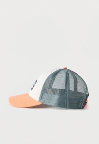 Πλάγια όψη ενός λευκού και ροδακινί καπέλου με γκρι πλέγμα στο πίσω μέρος και πολύχρωμο σήμα λογότυπου στο μπροστινό πάνελ.