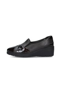 Scarpe con tacco wedge nere in pelle liscia, con un accento lucido a stampa coccodrillo. Design slip-on con punta arrotondata e suola testurizzata.