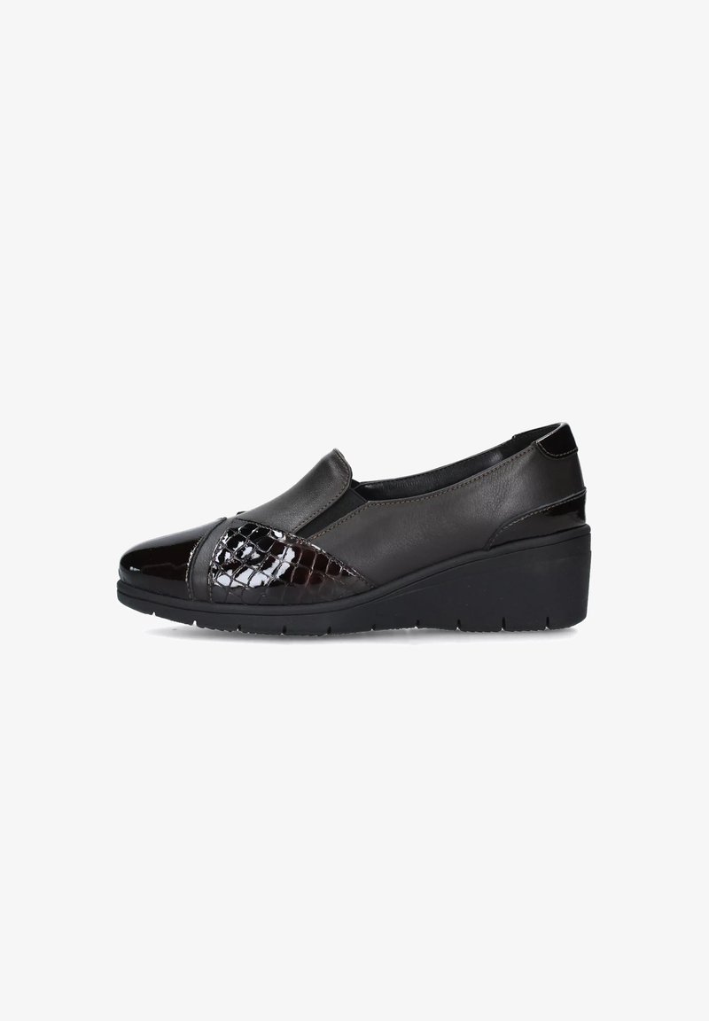 Scarpe con tacco wedge nere in pelle liscia, con un accento lucido a stampa coccodrillo. Design slip-on con punta arrotondata e suola testurizzata.