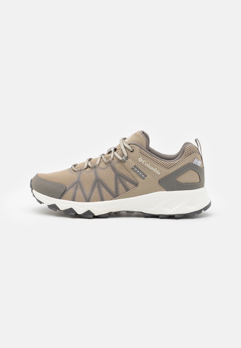 Scarpa da escursionismo leggera di colore beige con accenti grigi, tomaia in rete, suola in gomma e design testurizzato. Presenta un sistema di allacciatura e un dettaglio con logo.